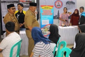 Bupati Kuningan saat meninjau Mini Job Fair SMK Pertiwi.
